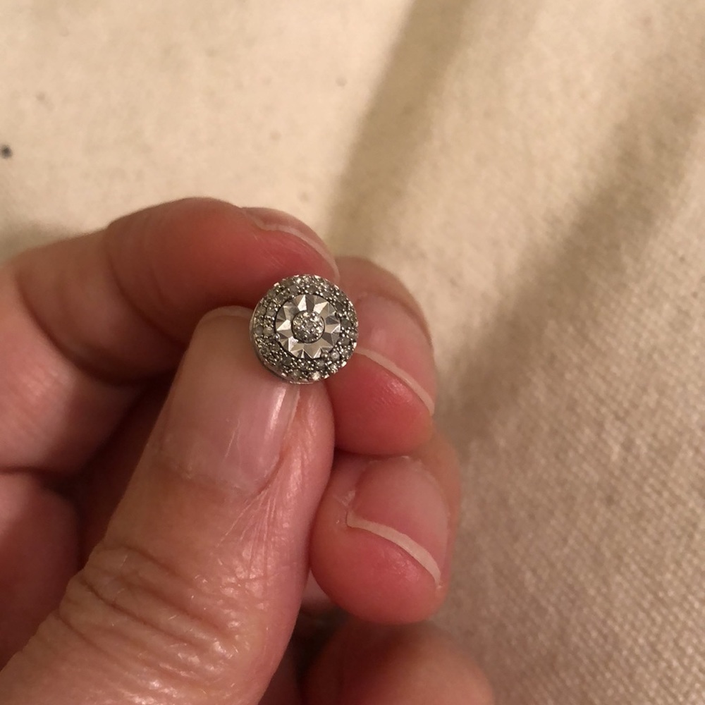 💎 1/10 ct. t.w. Double Halo Diamond Earrings Set in Sterling Silver - Picture 13 of 14